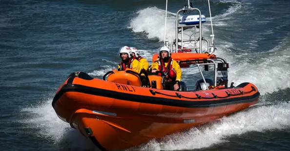 Spotlight Client : Comment la RNLI, une organisation caritative britannique, utilise le DAM de Bynder pour soutenir ses initiatives décisives de collecte de fonds et renforcer la confiance du public